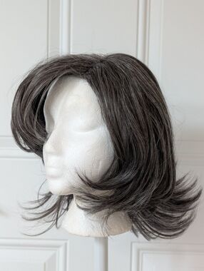 Women’s Medium Straight Wig – Salt & Pepper – Synthetic – Elastic Cap